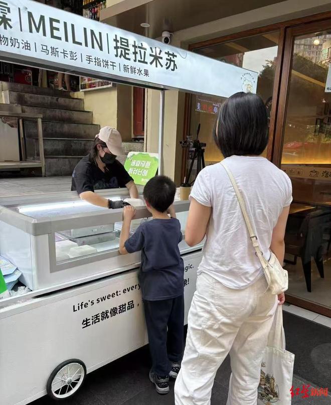妈妈近况曝光！摆摊卖甜品想踏出重生第一步PG麻将胡了2模拟器“重庆姐弟坠亡案”(图2)