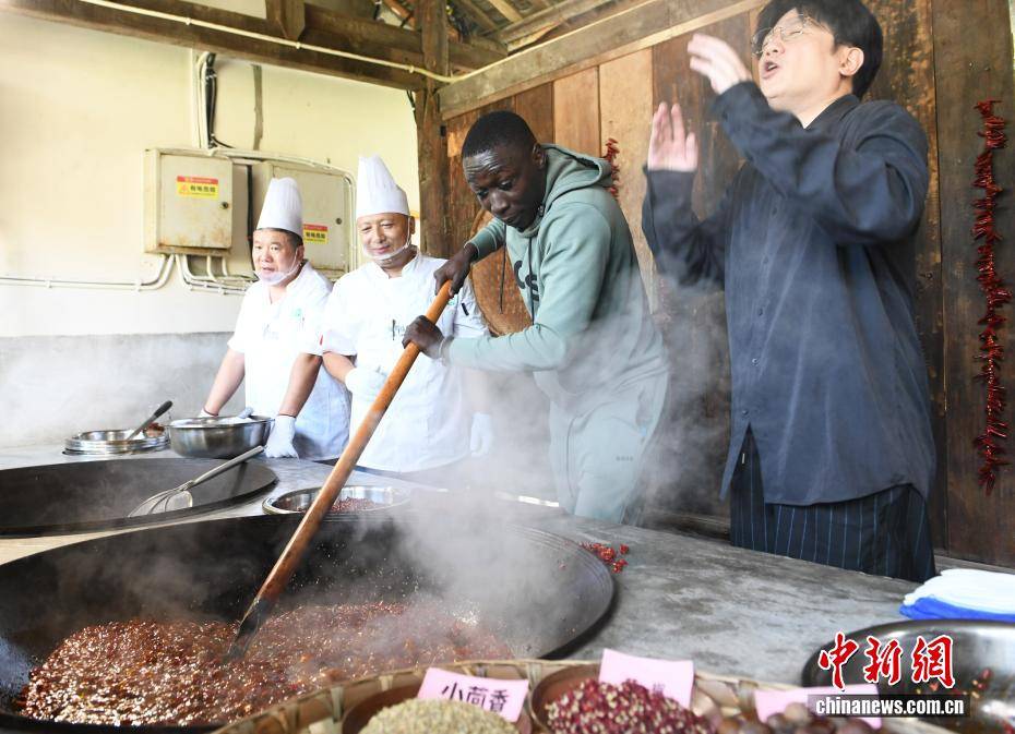 底料！“无语哥”重庆体验地道“中国味”PG麻将胡了网站入口川剧变脸、炒制火锅(图5)