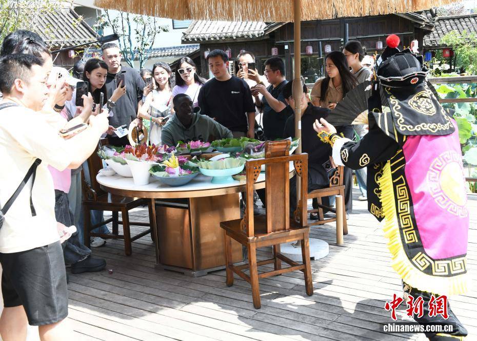 底料！“无语哥”重庆体验地道“中国味”PG麻将胡了网站入口川剧变脸、炒制火锅(图6)