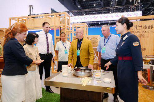 际博览会超2000份毛肚试吃引追捧PG麻将胡了巴奴火锅亮相地理标志国