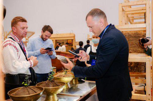 际博览会超2000份毛肚试吃引追捧PG麻将胡了巴奴火锅亮相地理标志国(图2)