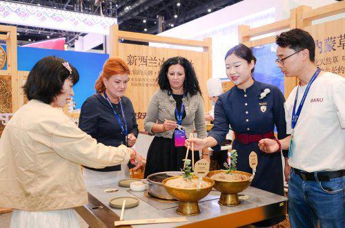 际博览会超2000份毛肚试吃引追捧PG麻将胡了巴奴火锅亮相地理标志国(图4)